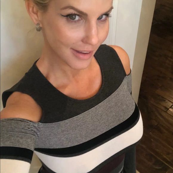 Bailey Cold Shoulder Long Sleeve Top XS EUC - Picture 3 of 4